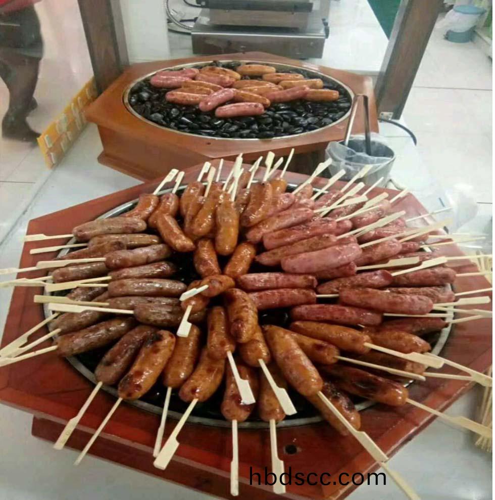 漢(han)伯尅石鍋烤腸在廣州萬勝(sheng)廣場(chang)倍受歡迎(ying)