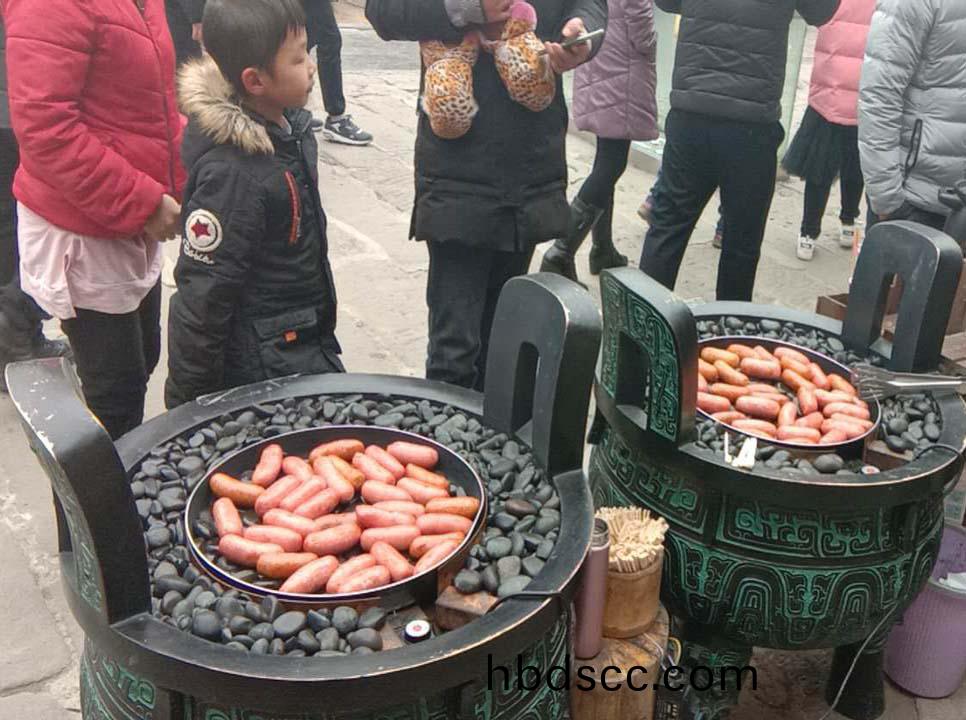 漢伯(bo)尅石鍋烤(kao)腸貴陽廟會倍受歡迎